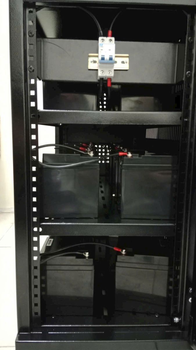hệ thống UPS Santak lưu trữ , tủ rack 42u